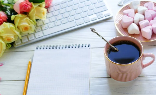 Ноутбук, ноутбук, кофе, зефир и розы — стоковое фото