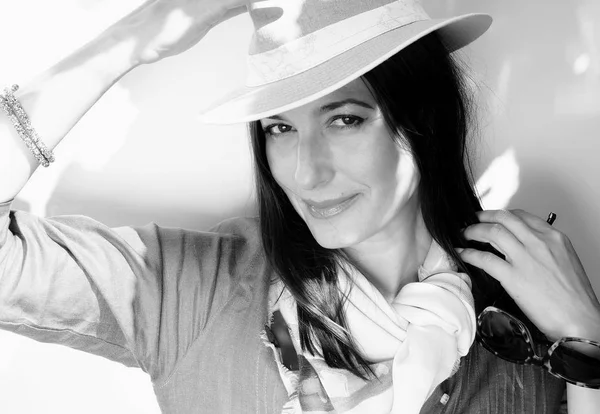Retrato en blanco y negro de una hermosa mujer adulta elegante en un sombrero sobre un fondo blanco — Foto de Stock