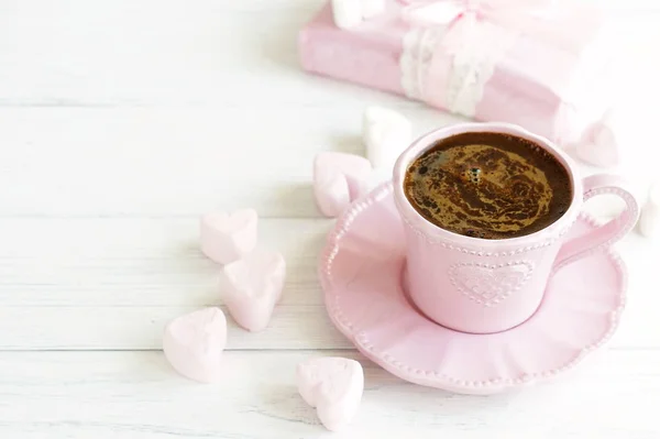 Розовая чашка с кофе — стоковое фото