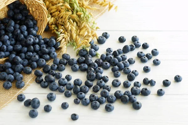 Arándanos frescos y espiguillas de avena maduras de cerca — Foto de Stock