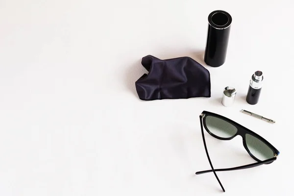 Damenmode Accessoires Set. Modische schwarze Schuhe, stylische Handtasche, Sonnenbrille, Uhren und blauer Seidenkragen. Elegant, luxuriös. Ansicht von oben — Stockfoto