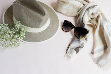 kadın aksesuarları pastel renkler eşarp, sonnenbrille ve açık renkli şapka. Üstten Görünüm