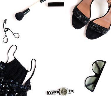 Düz Bayan giyim ve aksesuarları, moda glamour tarzı sandalet topuklar, üst, güneş gözlüğü, saati ve kozmetik ile ışık arka plan üzerinde set yatıyordu. Üstten Görünüm