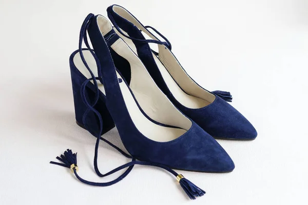 Όμορφη μόδας μπλε υψηλής φτέρνα παπούτσια για γυναίκες που απομονώνονται σε ανοιχτόχρωμο φόντο — Φωτογραφία Αρχείου