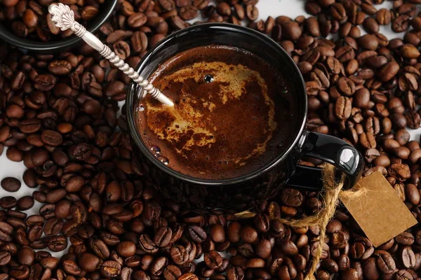 Kaffekopp och kaffebönor — Stockfoto