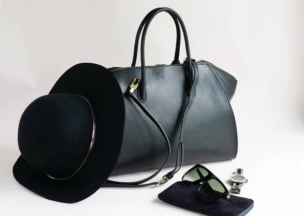 Divat nő tartozékok beállítása. Trendi divat fekete cipő sarkú, elegáns táska, napszemüveg, karórák és kék selyem skarf. Elegáns, luxus. Szemközti nézet — Stock Fotó