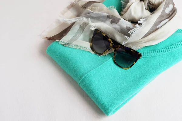 Luxusní kašmírový svetr mint barva, elegantní šál a módní sluneční brýle na světlém pozadí — Stock fotografie