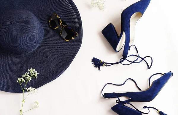 아름 다운 패션 블루 하이 힐 신발 및 액세서리 모자, 밝은 배경에 여성을 위한 선글라스. 상위 뷰 — 스톡 사진
