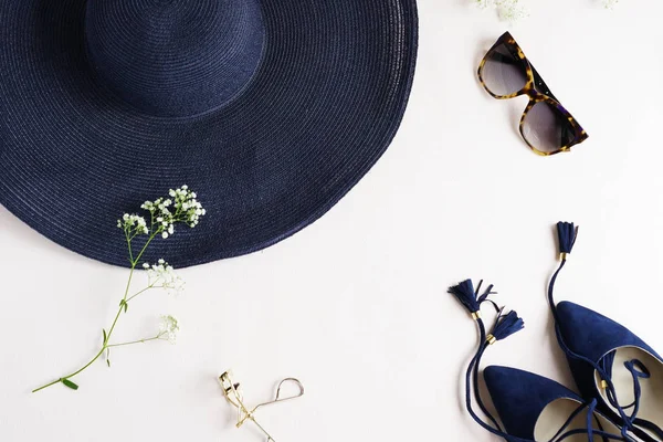 Bonita moda azul sapatos de salto alto e acessórios chapéu, óculos de sol para as mulheres no fundo claro. vista superior — Fotografia de Stock
