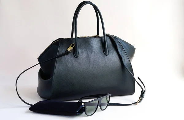 Damenmode Accessoires Set. Modische schwarze Schuhe, stylische Handtasche, Sonnenbrille, Uhren und blauer Seidenkragen. Elegant, luxuriös. Ansicht von oben — Stockfoto