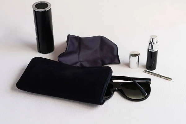Conjunto de accesorios mujer de moda. Moda moda zapatos de tacón negro, bolso con estilo, gafas de sol, relojes y skarf de seda azul. Elegante, lujoso. Vista superior —  Fotos de Stock