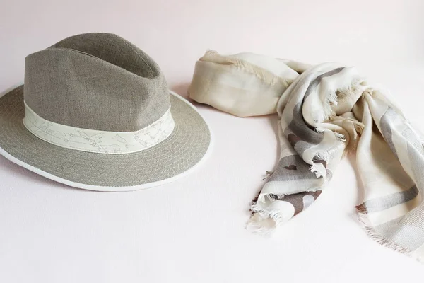 Accessoires féminins en couleurs pastel écharpe, chapeau sur fond clair. vue de dessus — Photo