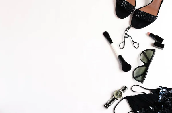 Set plano de ropa y accesorios femeninos, sandalias estilo glamour de moda con tacones, top, gafas de sol, reloj y cosméticos sobre fondo claro. vista superior — Foto de Stock