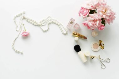 Düz yatıyordu, en iyi görünümü kadınsı Danışma, erkek aksesuarları ve buket gül kadar yapmak. Güzellik blog kavramı. Kopya alanı