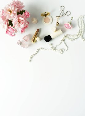 Düz yatıyordu, en iyi görünümü kadınsı Danışma, erkek aksesuarları ve buket gül kadar yapmak. Güzellik blog kavramı. Kopya alanı