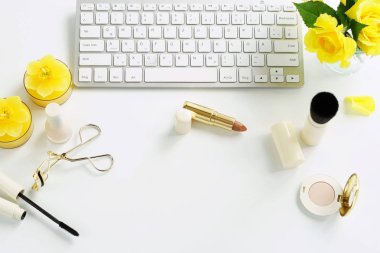 Düz lay, üstten görünüm office kadınsı Danışma, kadın aksesuarları, makyaj laptop ve buket Sarı Gül ile çalışma alanı. Güzellik blog kavramı