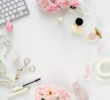 Düz lay, üstten görünüm office kadınsı Danışma, kadın aksesuarları, makyaj laptop ve buket gül ile çalışma alanı. Güzellik blog kavramı. Kopya alanı