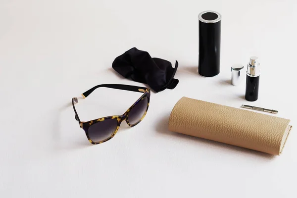 Modische Luxusbrillen und ein Set zur Pflege der Brille auf weißem Hintergrund — Stockfoto