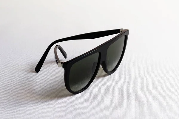 Okulary przeciwsłoneczne luksusowy czarny na białym na białym tle — Zdjęcie stockowe