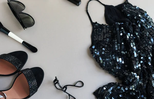 Set plano de ropa y accesorios femeninos, sandalias estilo glamour de moda con tacones, top, gafas de sol, reloj y cosméticos sobre fondo gris. vista superior —  Fotos de Stock