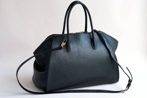 Damenmode Luxus Leder schwarze Tasche isoliert — Stockfoto