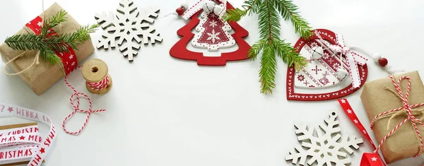 Decoraciones de Navidad o Año Nuevo sobre fondo blanco.Vista superior. Copiar espacio. flat lay.banner — Foto de Stock