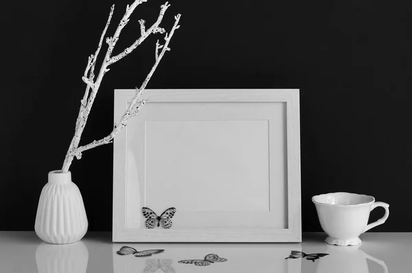 Modèle de cadre blanc avec des éléments intérieurs sur fond noir. Poster produit design stylisé mock-up.Copy espace — Photo