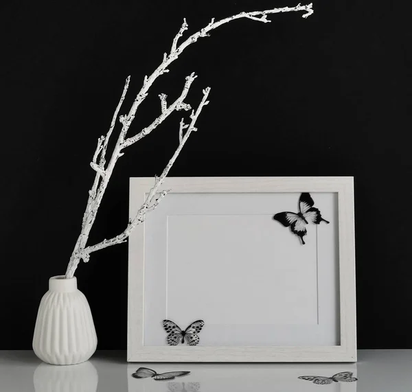 Modèle de cadre blanc avec des éléments intérieurs sur fond noir. Poster produit design stylisé mock-up.Copy espace — Photo