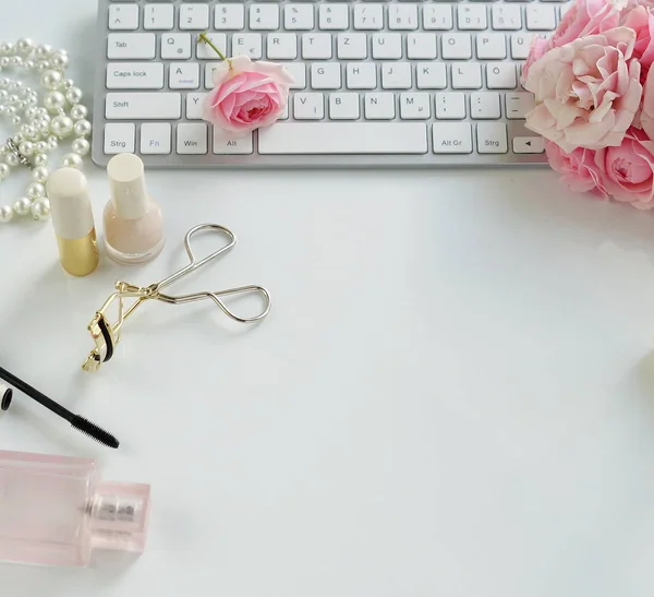 Posa piatta, ufficio vista dall'alto scrivania femminile, accessori per il trucco femminile, spazio di lavoro con computer portatile e bouquet roses.Beauty blog concept.Copy spazio — Foto Stock