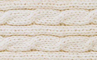 Beyaz arka plan dokusu ile süsleme örgü örme