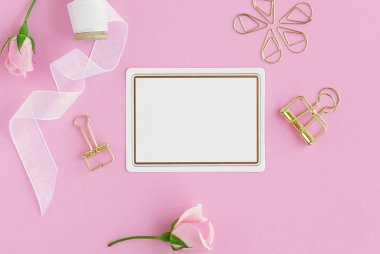 Antetli Kağıt, kart sahne mockup, en iyi manzaralı Dekor elemanları, güller, pembe arka plan kırpar. Yat, alanı Kopyala.