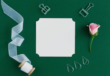 Antetli Kağıt, kart sahne mockup, Dekor elemanları, gül, ile üstten görünüm yeşil arka plan üzerinde klipler. Yat, alanı Kopyala.