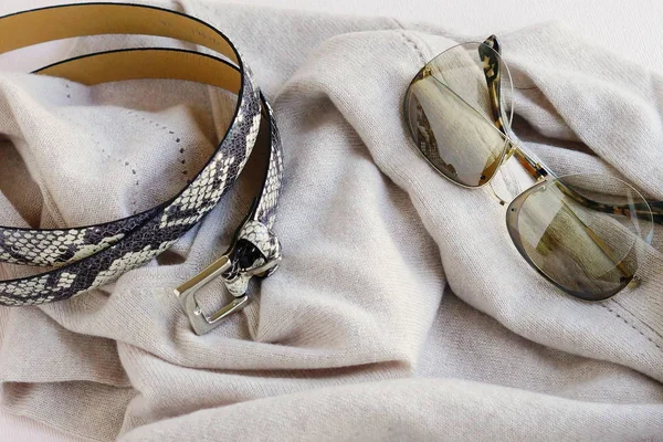 Suéter beige de cachemira de lujo, gafas de sol y cinturón —  Fotos de Stock