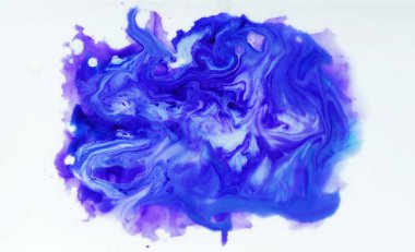 Beyaz zemin üzerine mavi renk suluboya