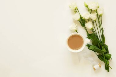 Kakao ve bir buket ile beyaz fincan 