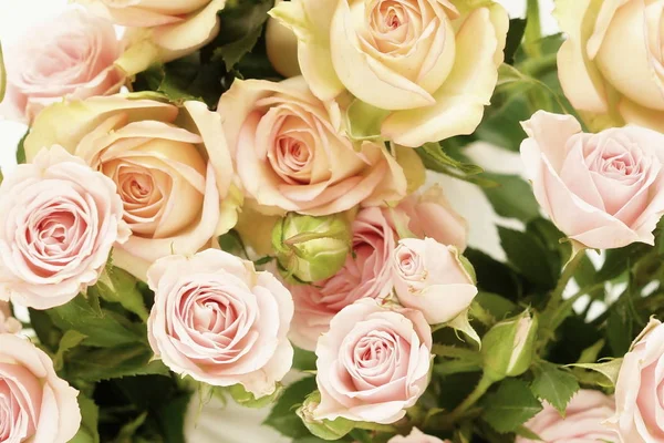 Güzel bir buket gül