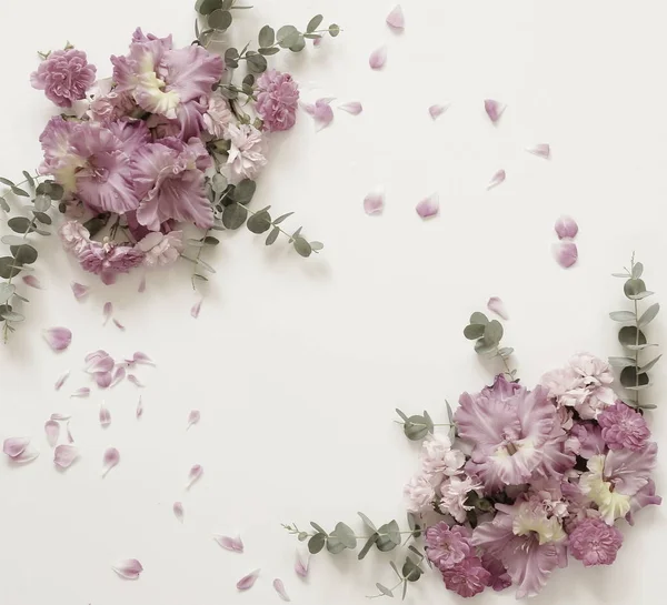 Κορνίζα ροζ λουλούδια και ευκάλυπτο — Φωτογραφία Αρχείου