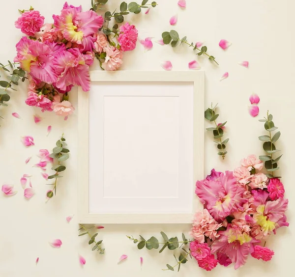Cadre photo blanc et bouquets — Photo