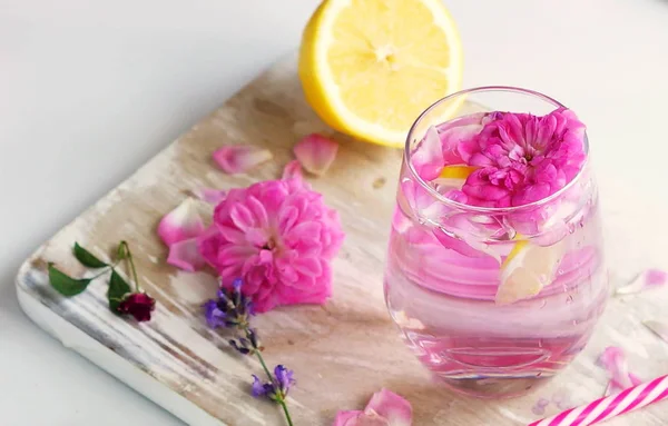 Limonada rosa casera sobre fondo blanco . — Foto de Stock