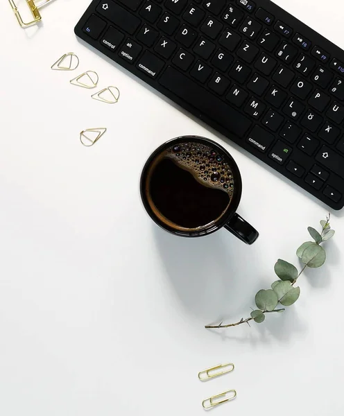 Mesa de escritorio de la oficina blanca con el ordenador portátil, taza de café y suministros.. Vista superior con espacio para copias, la puesta plana . — Foto de Stock