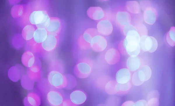 Фіолетові боке-світильники дефокусовані. абстрактний фон — стокове фото