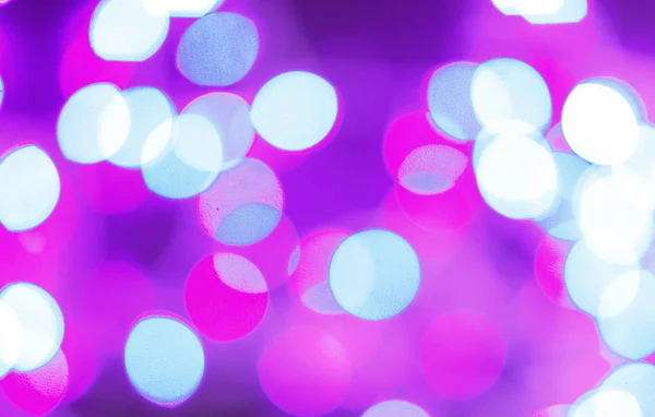 Фіолетові боке-світильники дефокусовані. абстрактний фон . — стокове фото