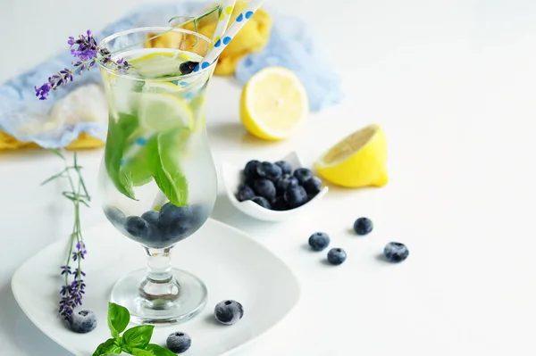 Limonada refrescante con arándanos y albahaca en el campo de bsckground blanco — Foto de Stock