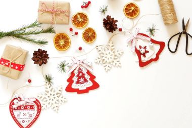 Noel kompozisyon. Hediyelik Noel dekorasyonu beyaz arka plan üzerinde. Düz yatıyordu, en iyi görünüm. Kopya alanı