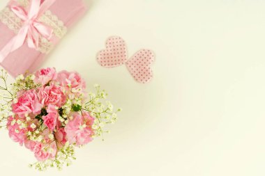 bir vazo ve iki pembe kalp pembe karanfil buketi 