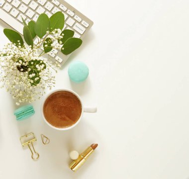 dizüstü bilgisayar ve kakao fincan kadın çalışma alanı