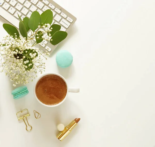 dizüstü bilgisayar ve kakao fincan kadın çalışma alanı