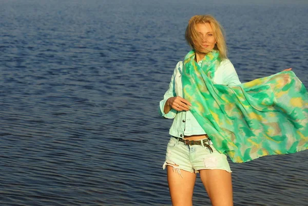 Mutlu güzel genç kadın 