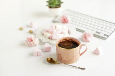kahve ve marshmallow ile pembe Kupası 