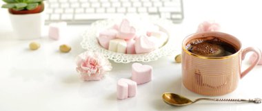 kahve ve marshmallow ile pembe Kupası 